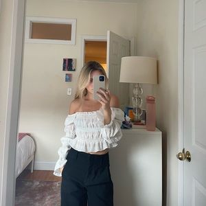 BEAUTIFUL WHITE BLOUSE- WEAR ON OR OFF SHOULDER - AMAZING CONDITION!!